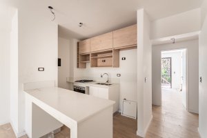 Luminoso dos ambientes con doble balcón