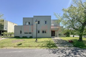 5-room house for sale with pool in Talar del Lago 2