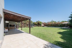 5-room house for sale with pool in Talar del Lago 2