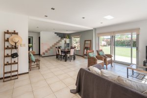 5-room house for sale with pool in Talar del Lago 2