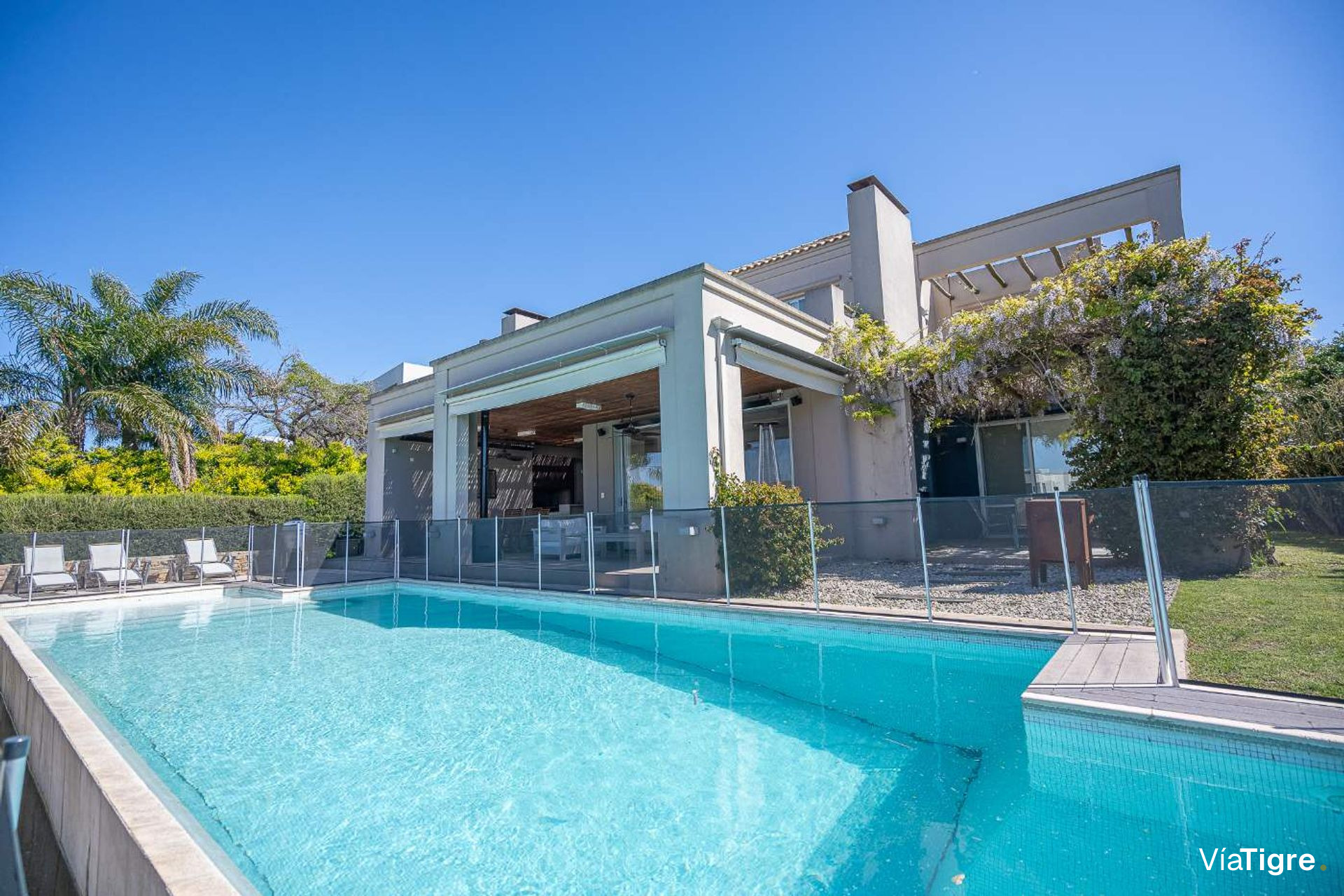 Venta Casa En Albanueva Con Amarra 5 Amb.
