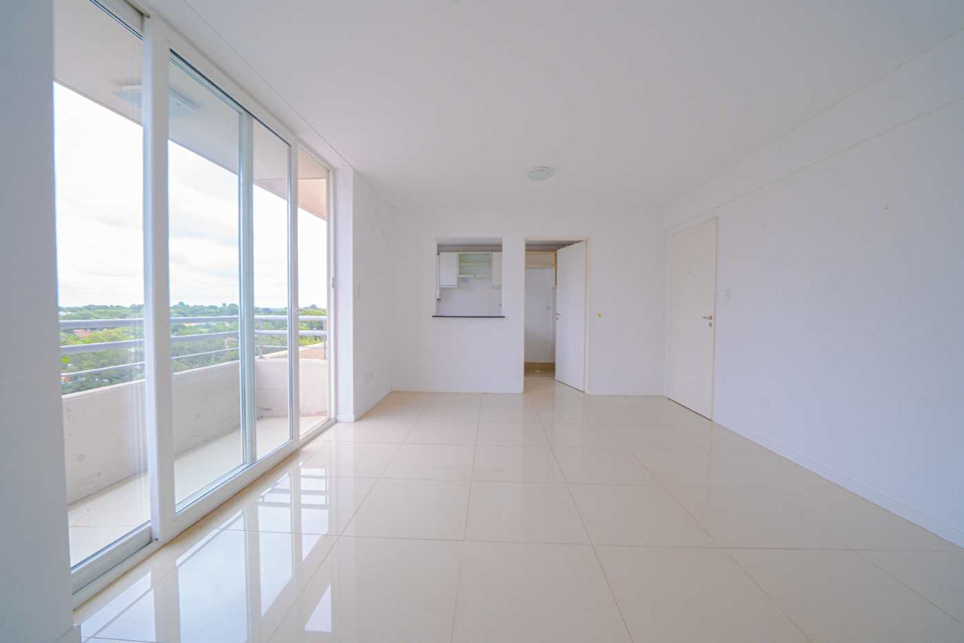 2 bright rooms. Amenities. Covered parking.