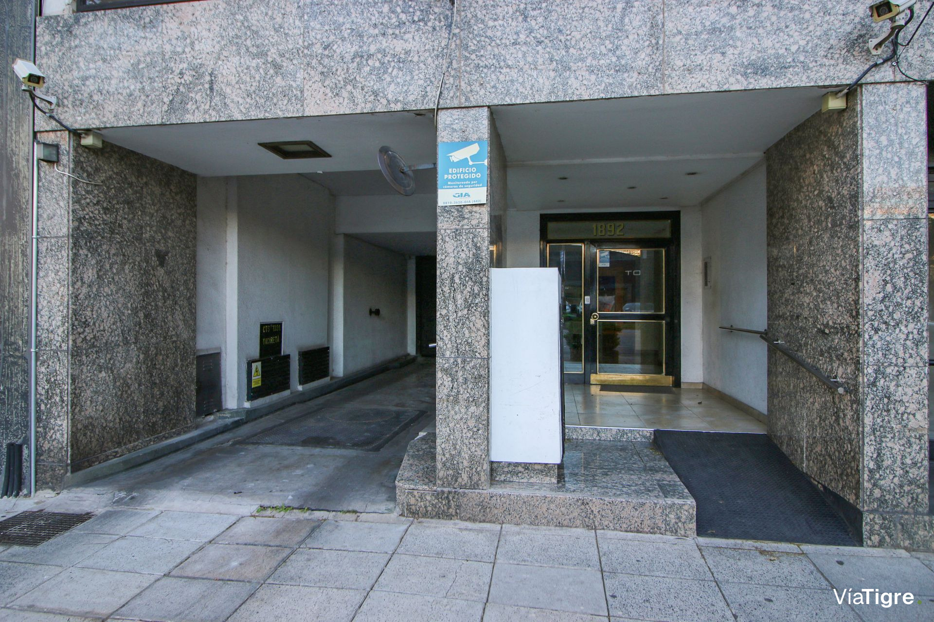 Alquiler departamento 2 ambientes Olivos con patio
