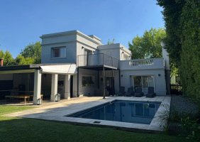 House for Sale: 4 Bedrooms, San Isidro Labrador, Villa Nueva