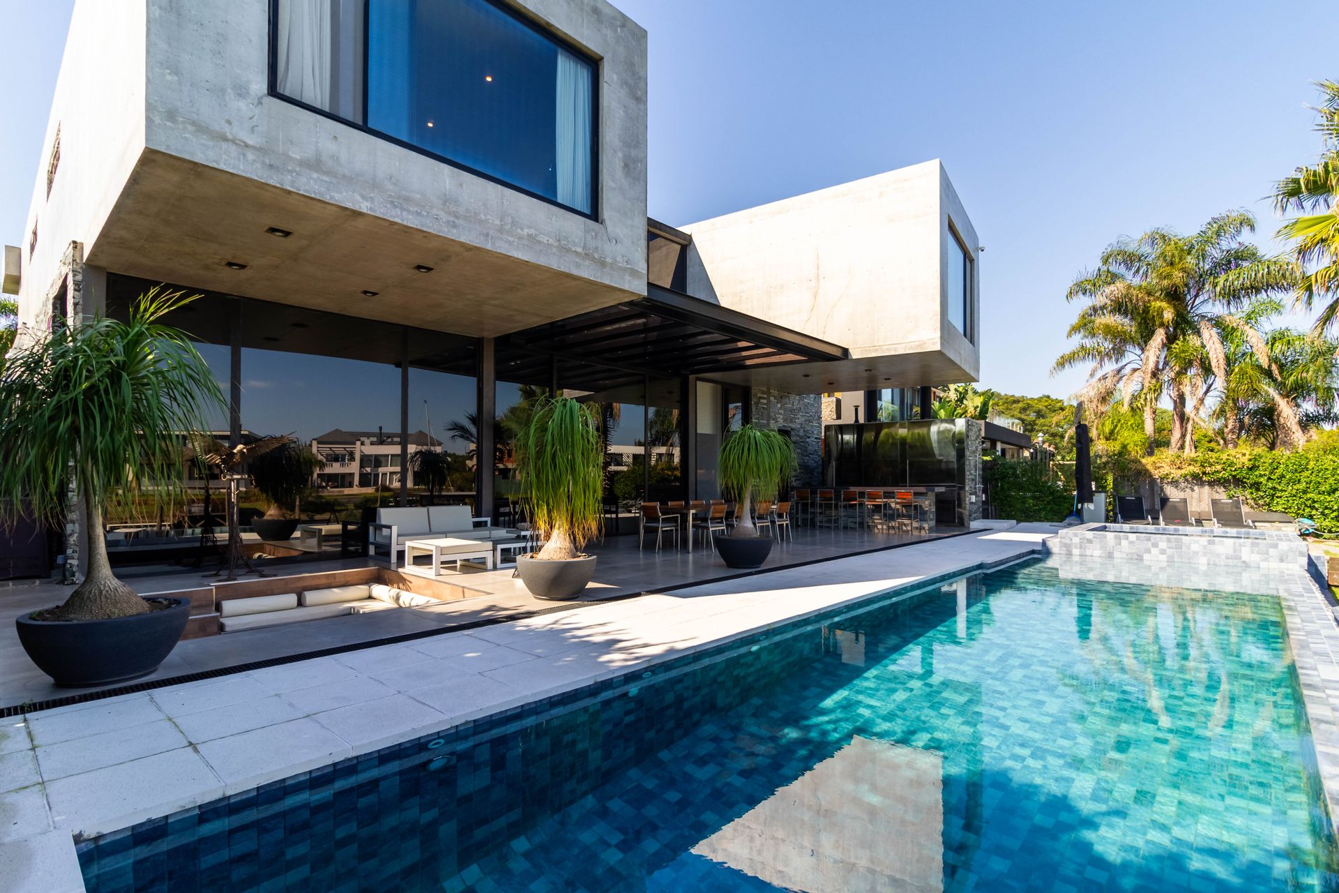 Casa en Sunny Tigre | Sobre calle principal