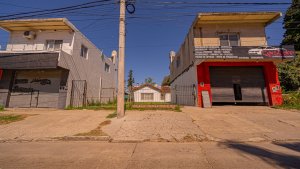 LOT 1000 square meters with constructions for sale BENAVIDEZ