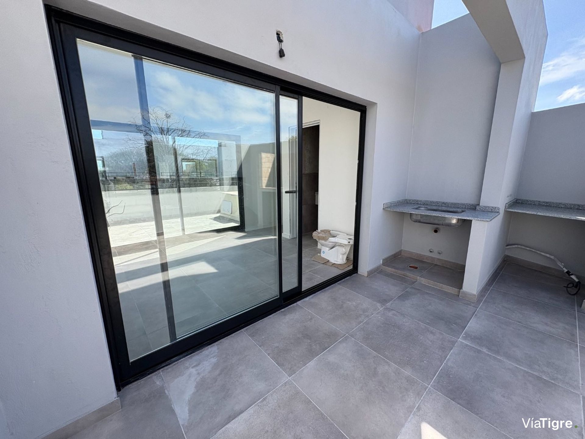 Venta casa con gran jardín y quincho - Pacheco -