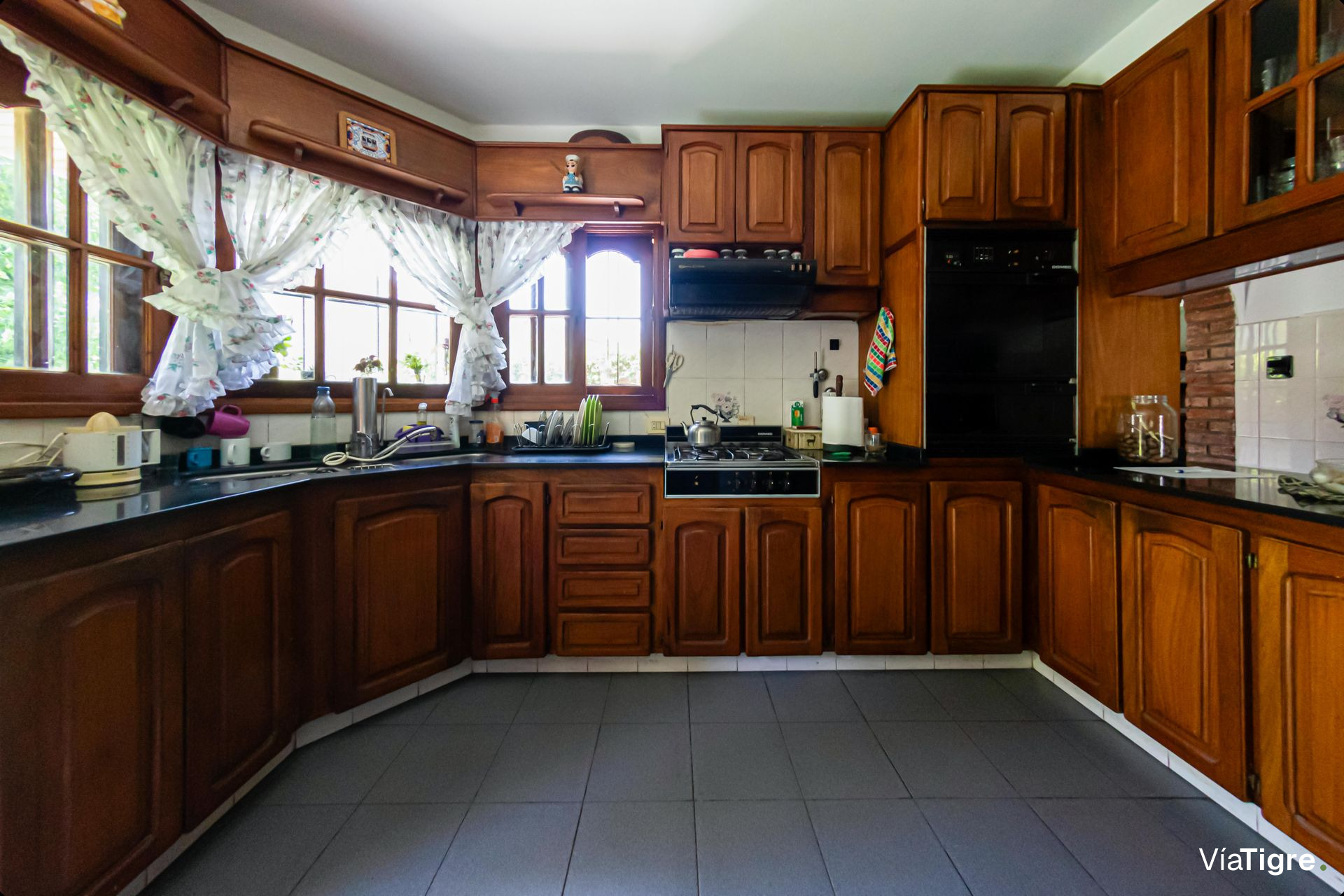 Venta casa con gran jardín y quincho - Pacheco -