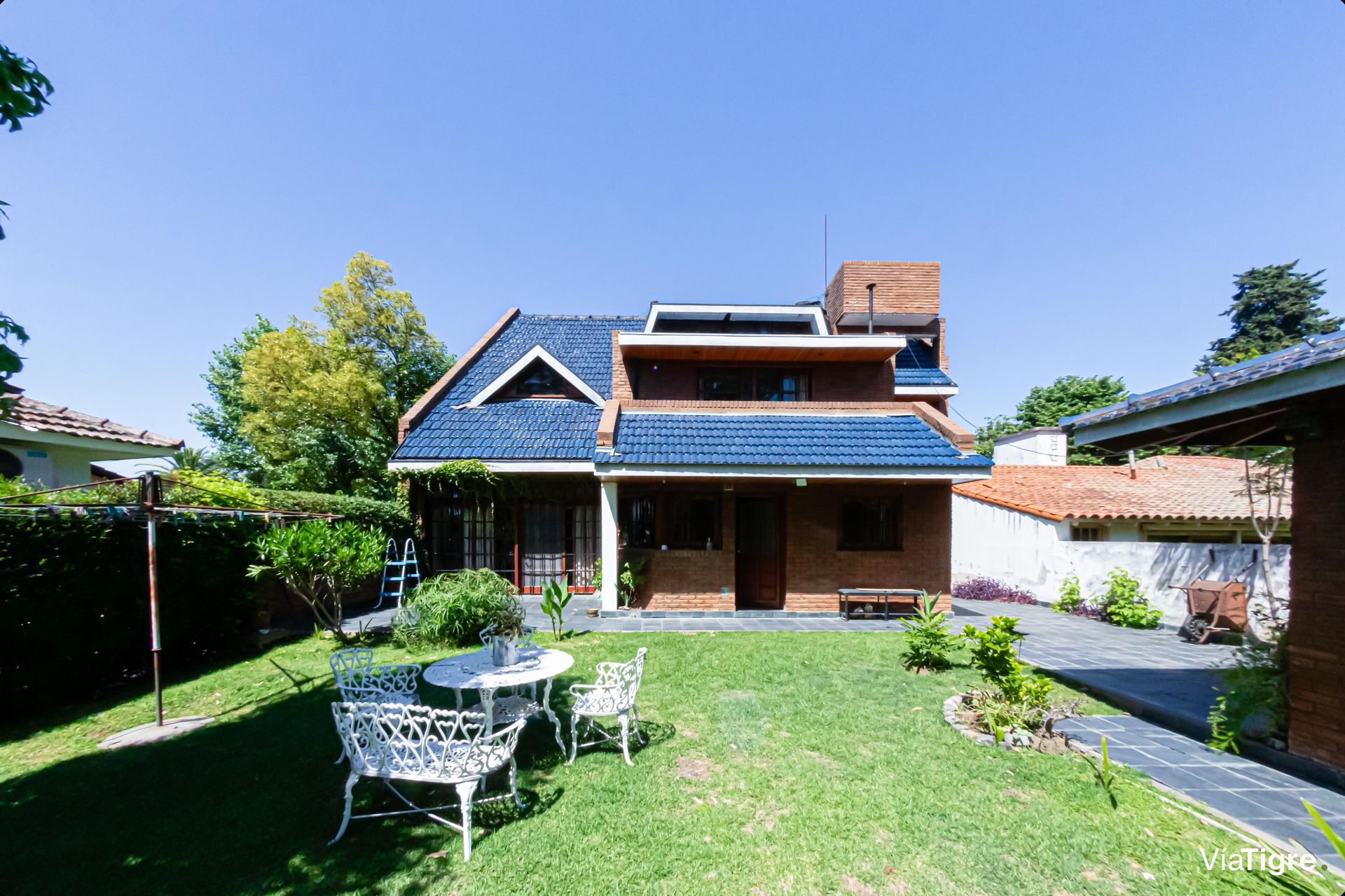 Venta casa con gran jardín y quincho - Pacheco -