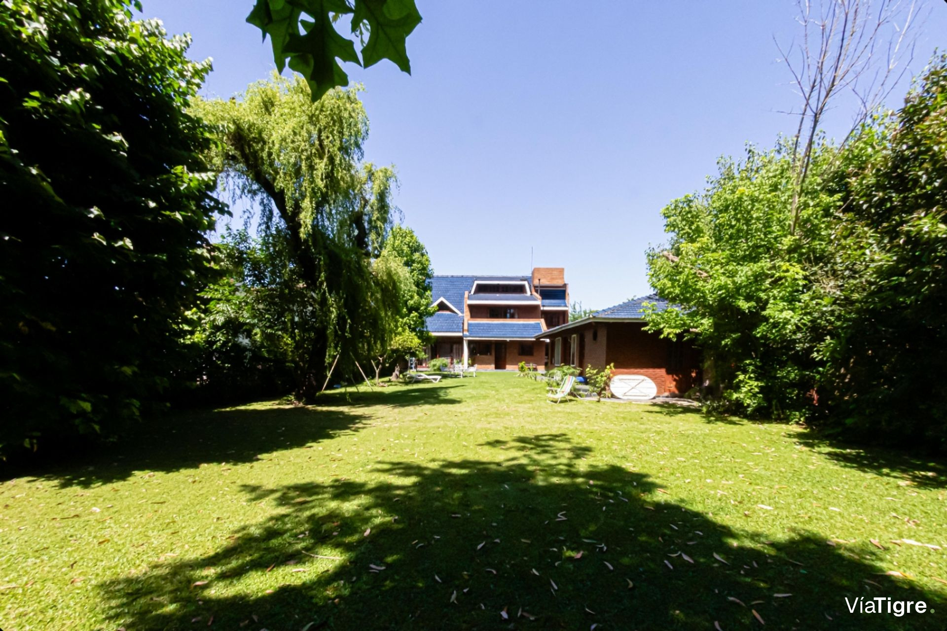 Venta casa con gran jardín y quincho - Pacheco -