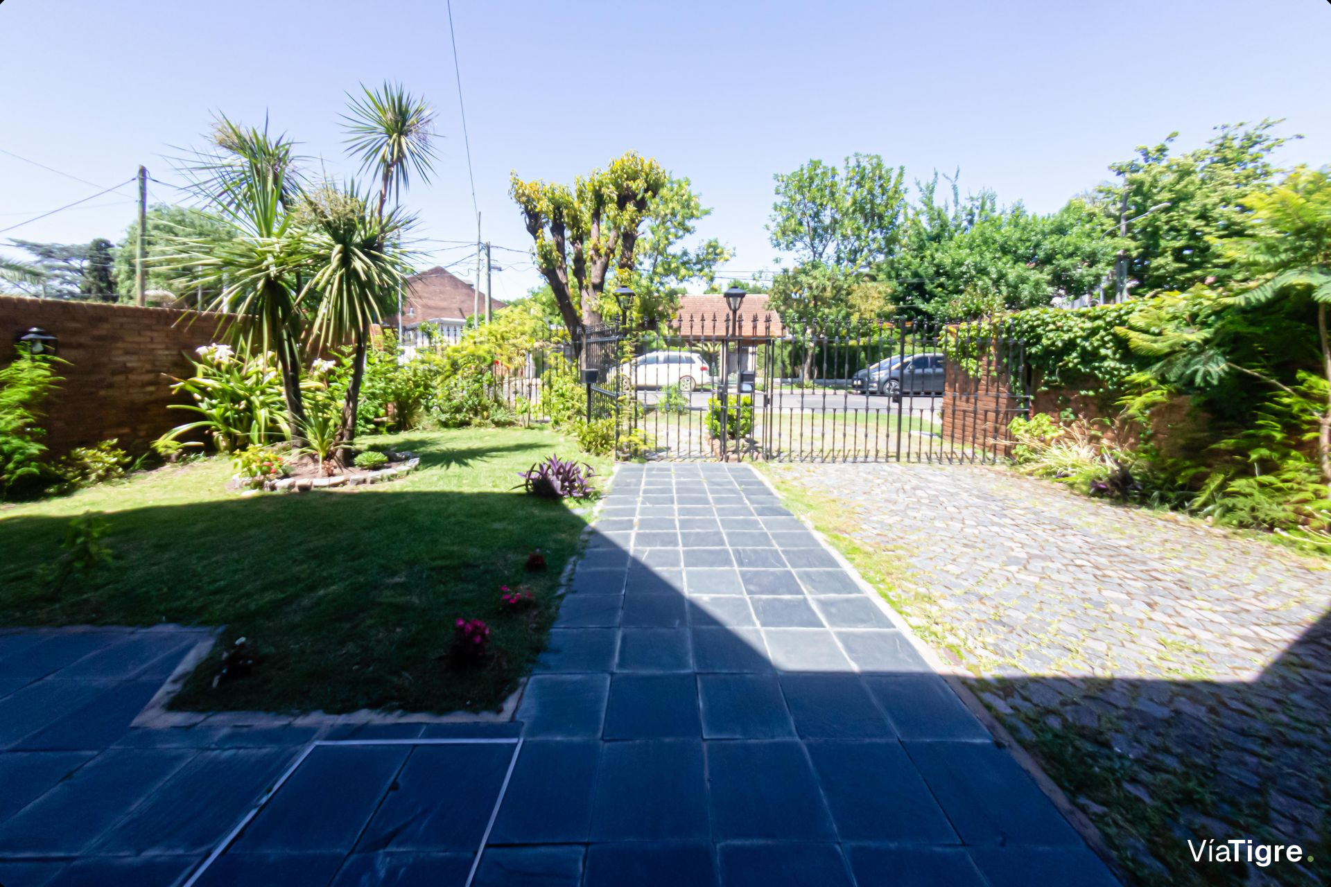 Venta casa con gran jardín y quincho - Pacheco -