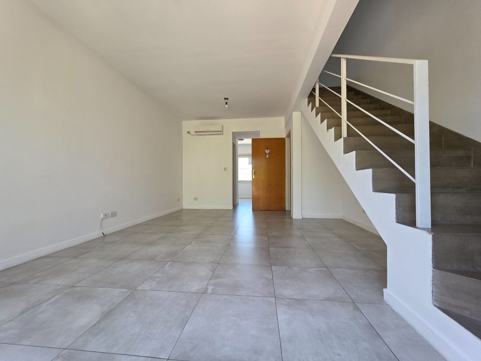 Venta. Duplex Con Balcón Y Cochera. Nordelta