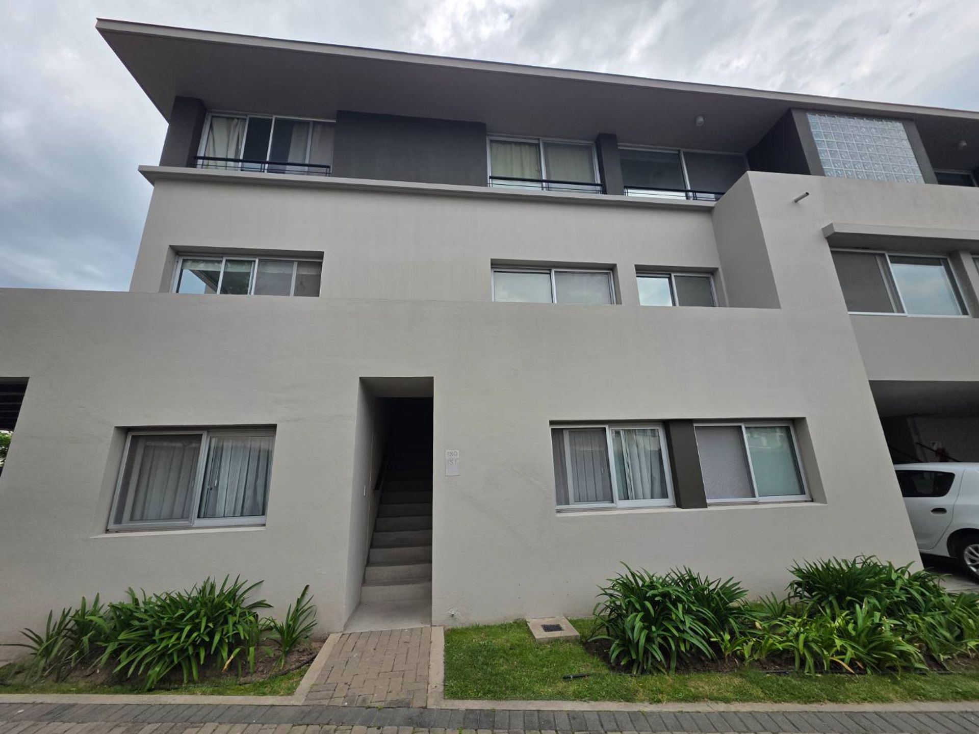 Venta. Duplex Con Balcón Y Cochera. Nordelta