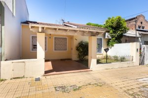 House 4 Rooms for Sale in Martinez