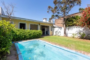 House 4 Rooms for Sale in Martinez