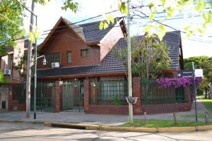 Casa c/ quincho y pileta Villa Adelina