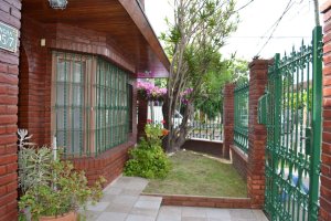 Casa c/ quincho y pileta Villa Adelina