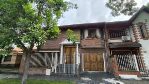 CASA EN VENTA 4 amb/cochera MARTINEZ Exc ubicacion