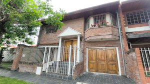 CASA EN VENTA 4 amb/cochera MARTINEZ Exc ubicacion