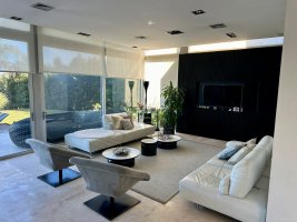 Short-term rental House Nordelta with heated pool