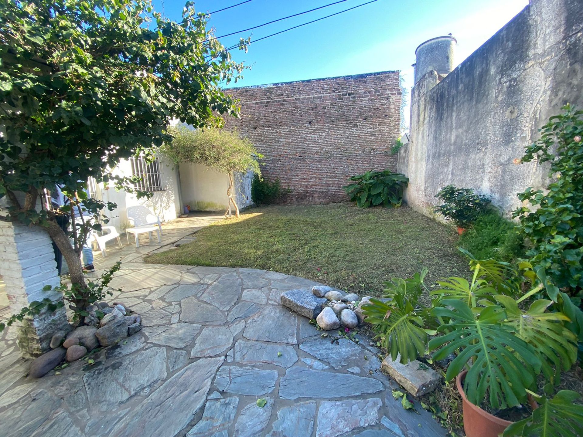 3-room house for rent on Munro Street, front garden