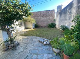 3-room house for rent on Munro Street, front garden