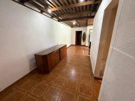 3-room house for rent on Munro Street, front garden