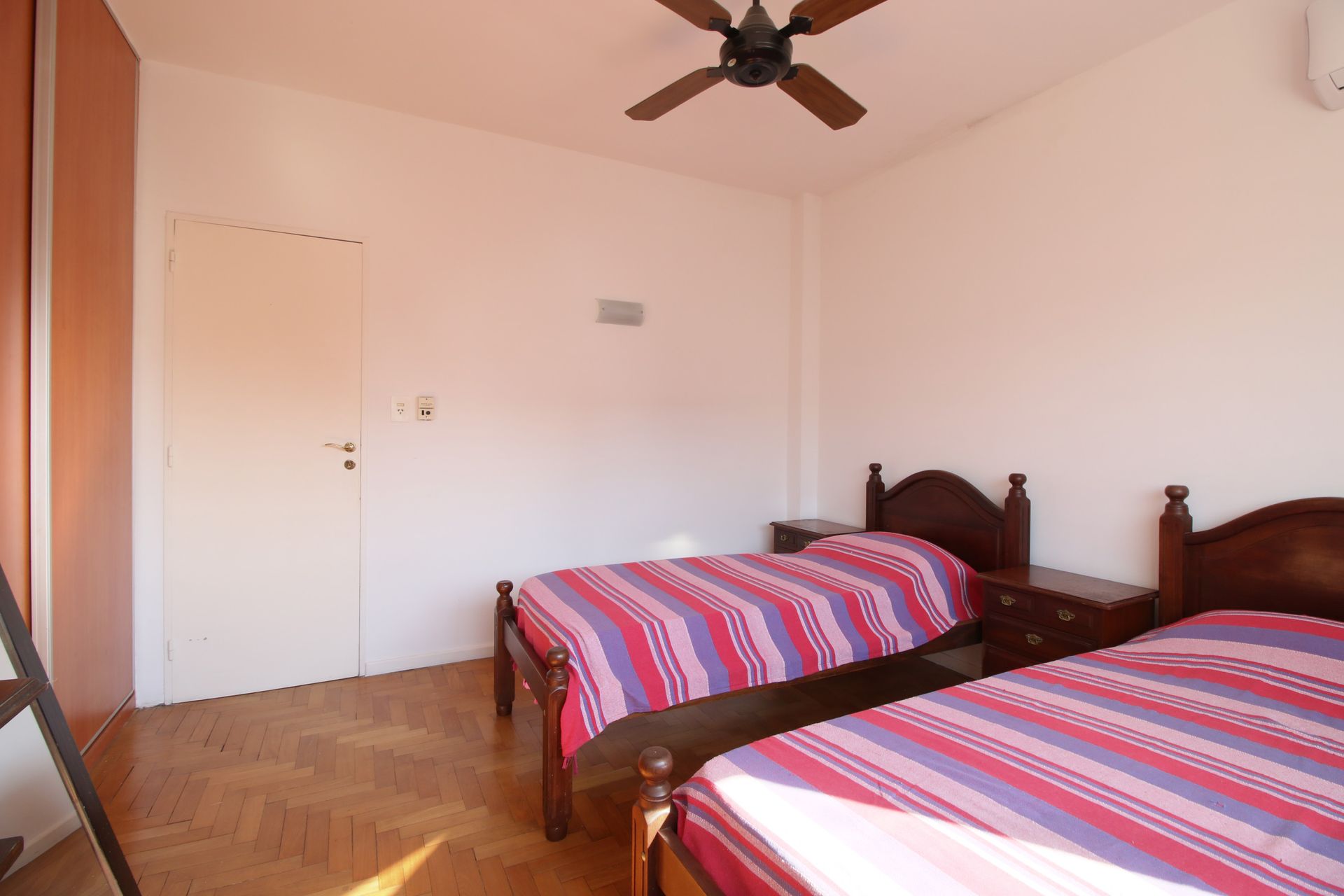 VENTA CASA 7 amb. play, pileta jardin Martinez.