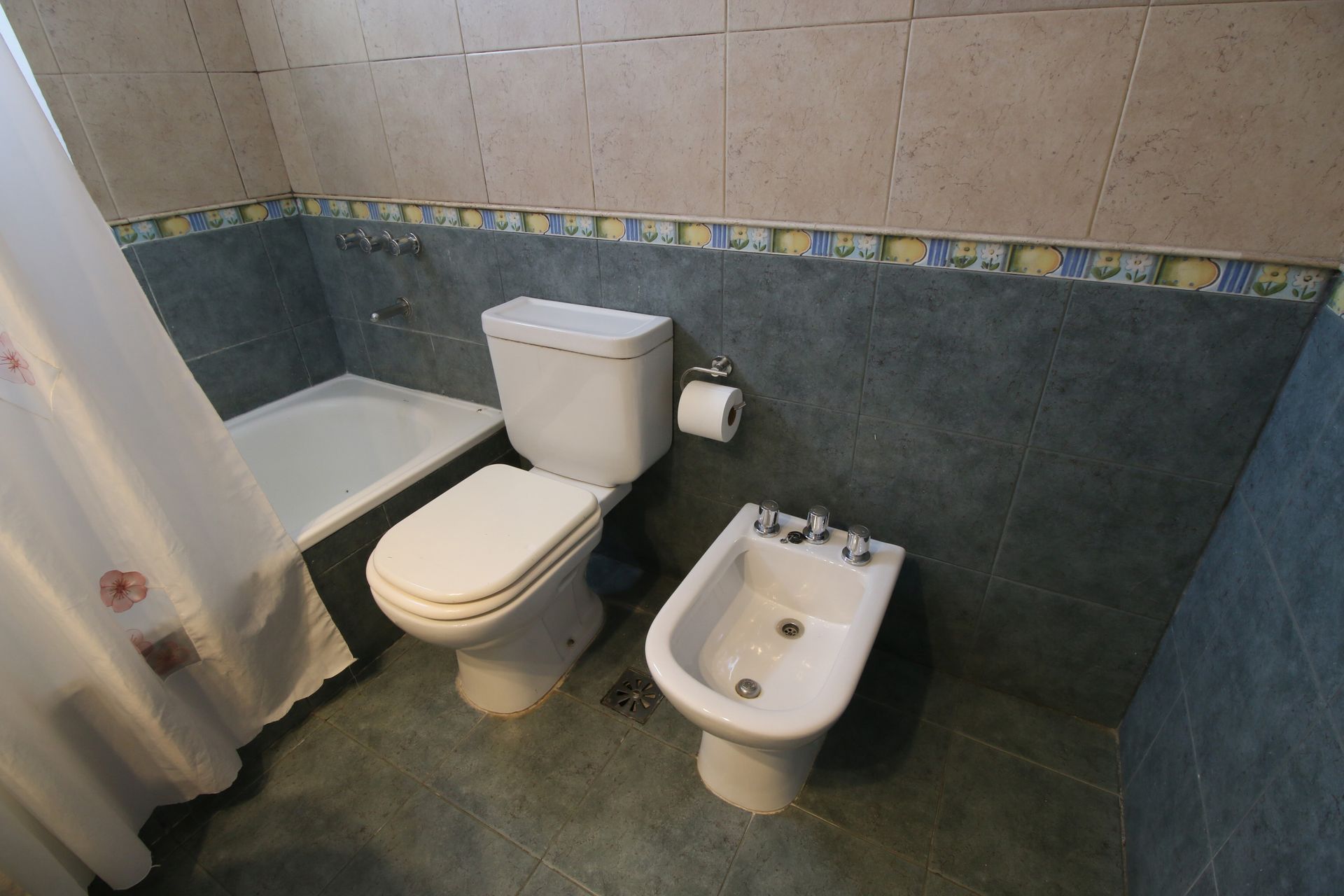 VENTA CASA 7 amb. play, pileta jardin Martinez.