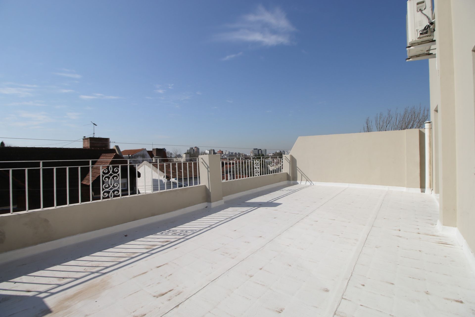 VENTA CASA 7 amb. play, pileta jardin Martinez.