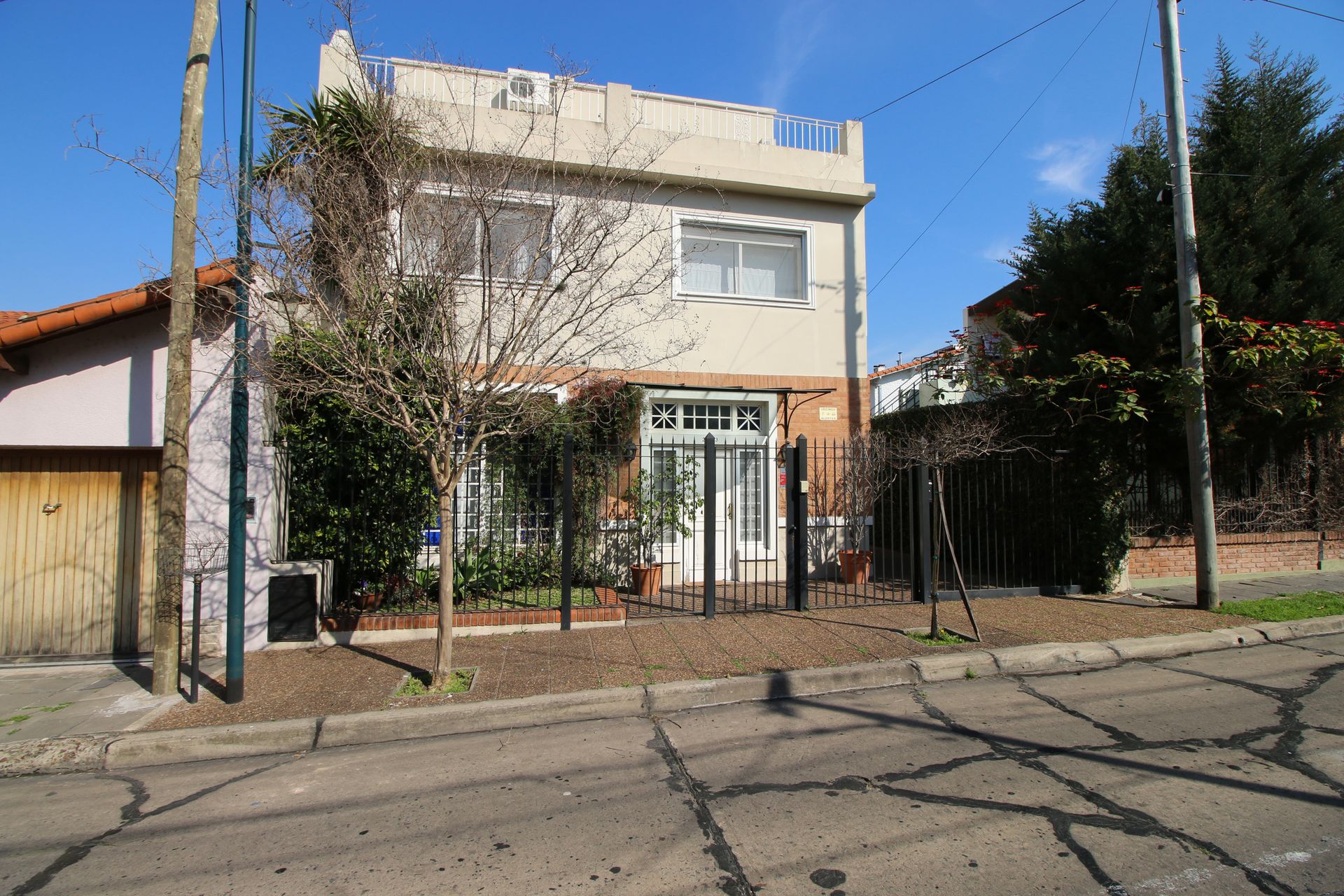 VENTA CASA 7 amb. play, pileta jardin Martinez.