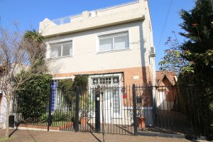 HOUSE FOR SALE, 7 rooms, playground, pool, garden, Martinez.