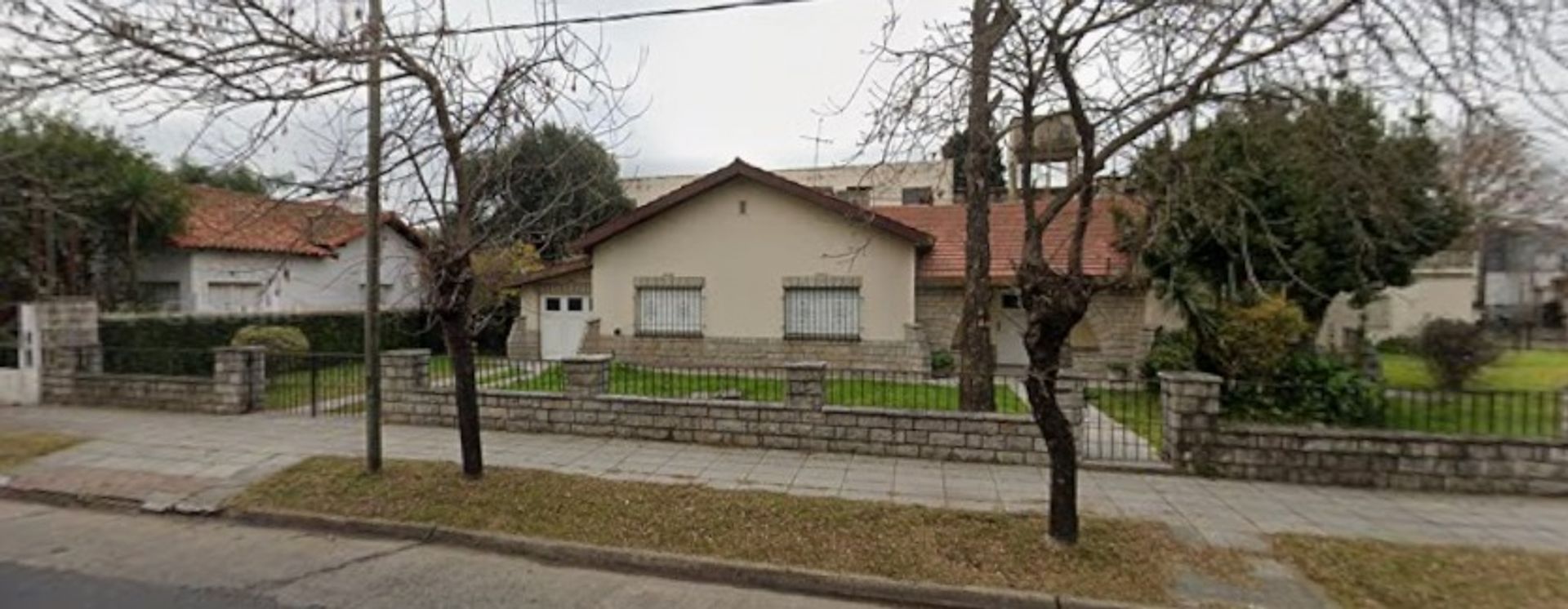 4-Room House for Sale on 782 Square Meters Lot