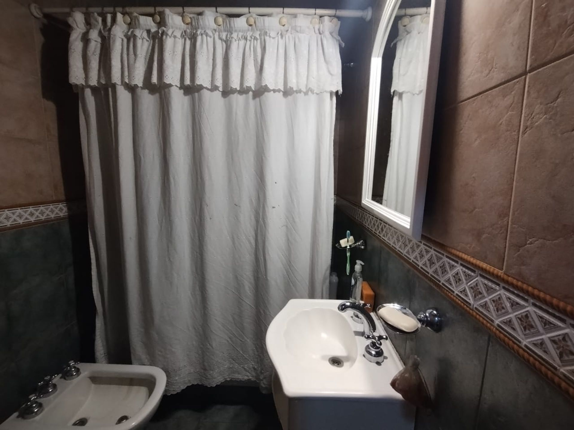 VENTA Casa 3 ambientes, y galería. Villa Adelina.