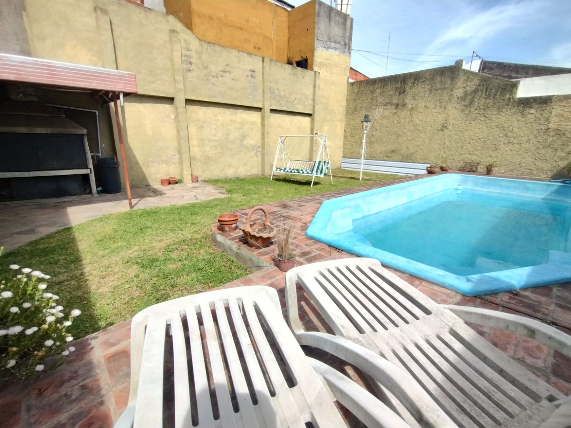 VENTA Casa 3 ambientes, y galería. Villa Adelina.