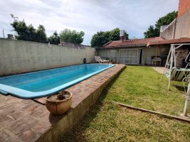 VENTA Casa 3 ambientes, y galería. Villa Adelina.