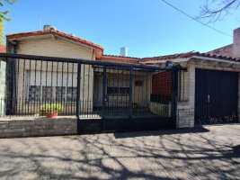 VENTA Casa 3 ambientes, y galería. Villa Adelina.