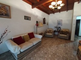 VENTA Casa 3 ambientes, y galería. Villa Adelina.