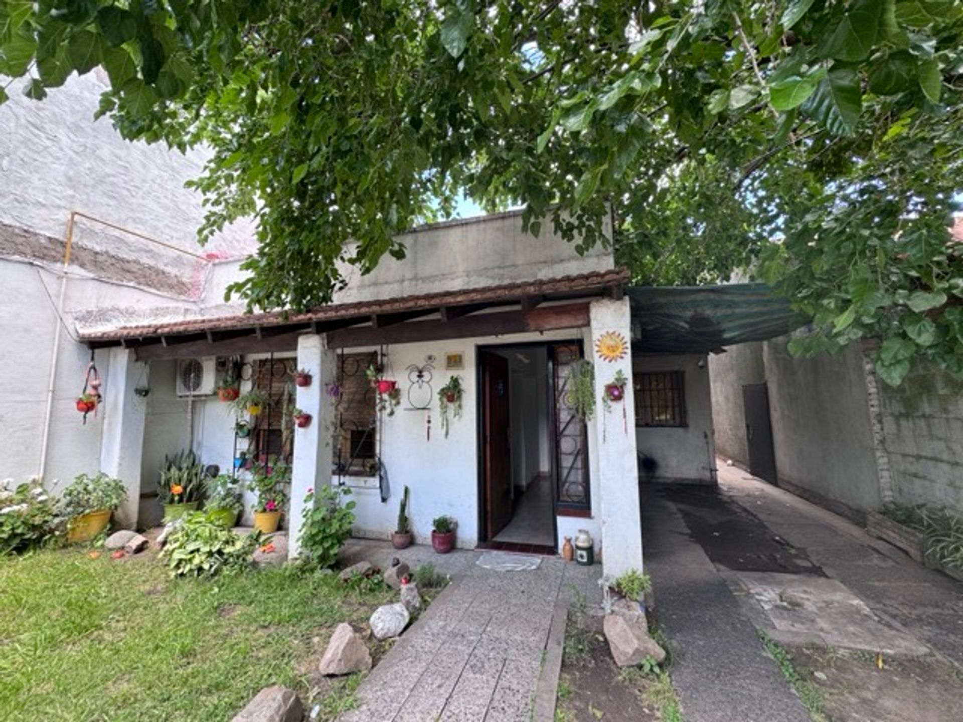 Venta Casa Con Patio Y Dos Dpto Independientes