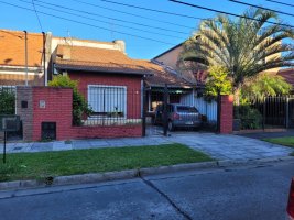 Sale of 5-room house in Carapachay area with parking, 2nd floor.