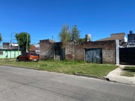 For Sale: 2-Room House with Commercial Space for Renovation in Tigre