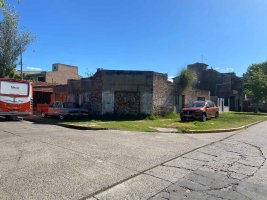 For Sale: 2-Room House with Commercial Space for Renovation in Tigre