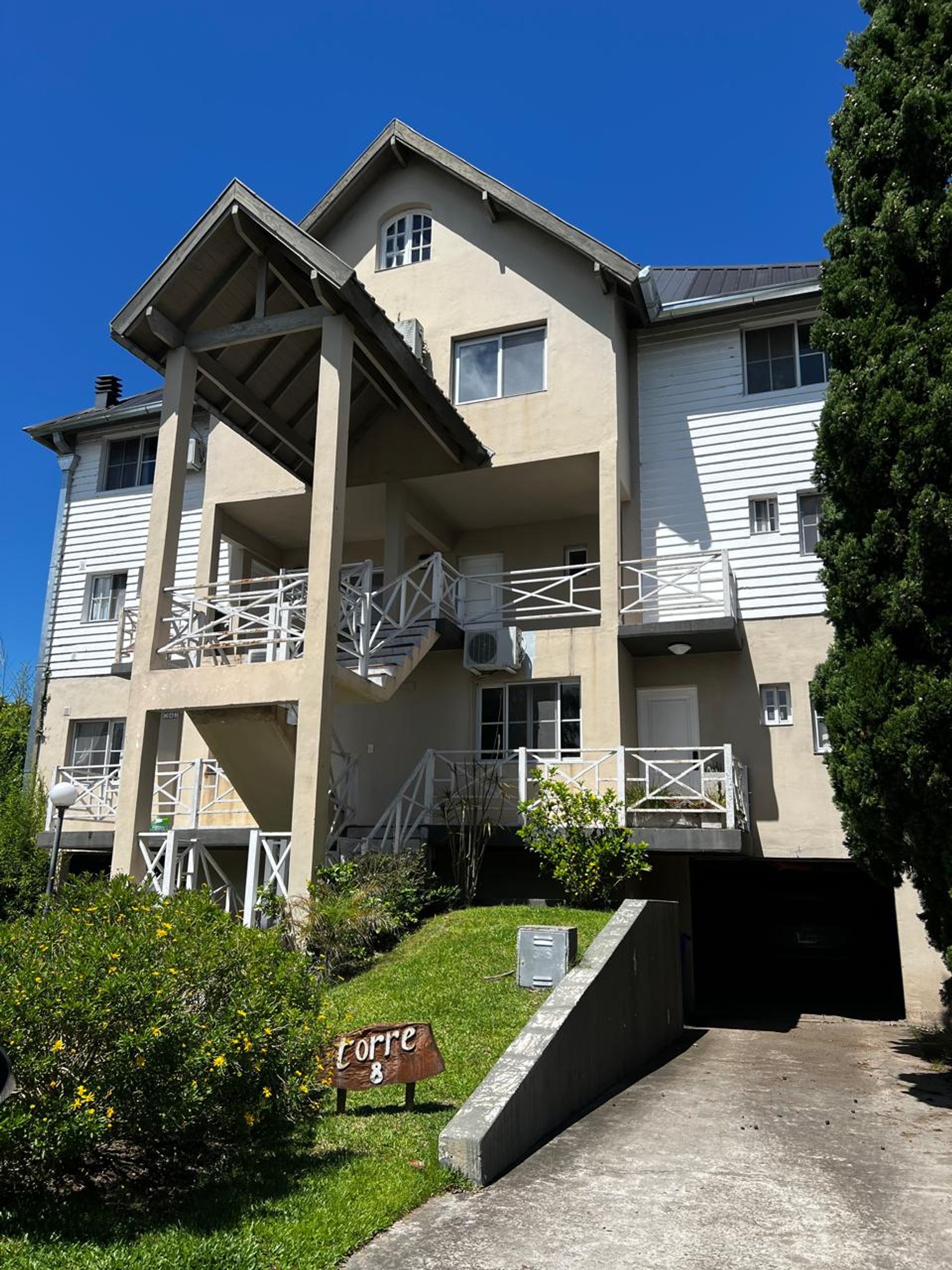 Venta Triplex 5 amb. en Barrio Náutico con amarra