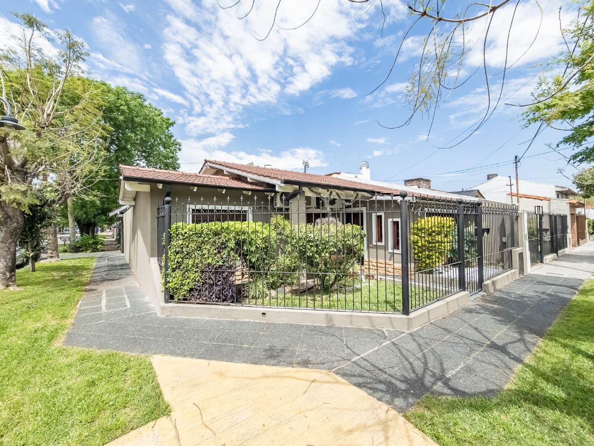 4-Room House for Sale in Carapachay, Covered Patio & Patio