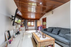 4-Room House for Sale in Carapachay, Covered Patio & Patio