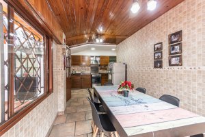 4-Room House for Sale in Carapachay, Covered Patio & Patio