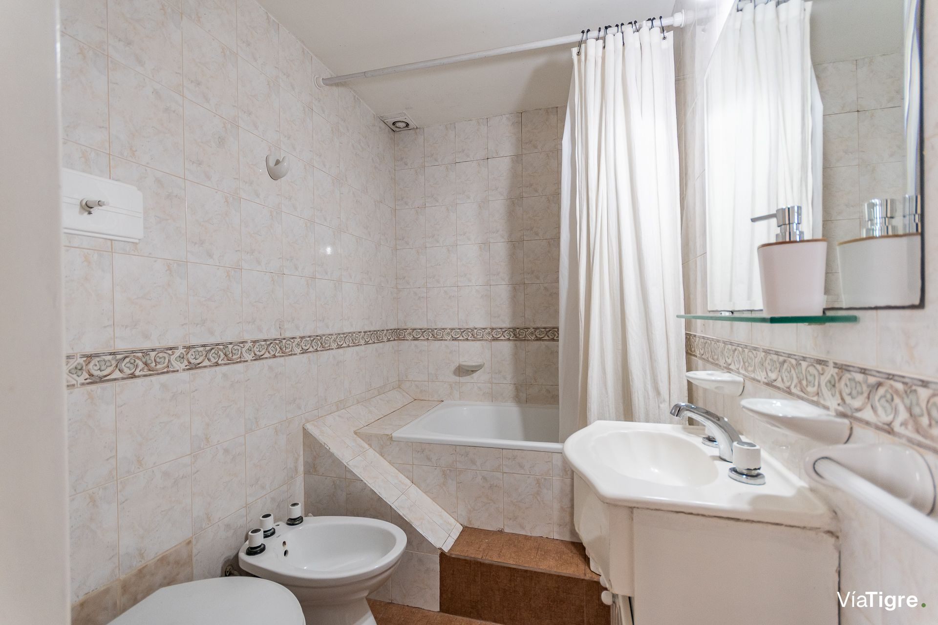 Casa De 3 Ambientes Venta Carapachay Cochera