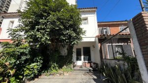 Duplex for Sale in Vicente López with Large Garden