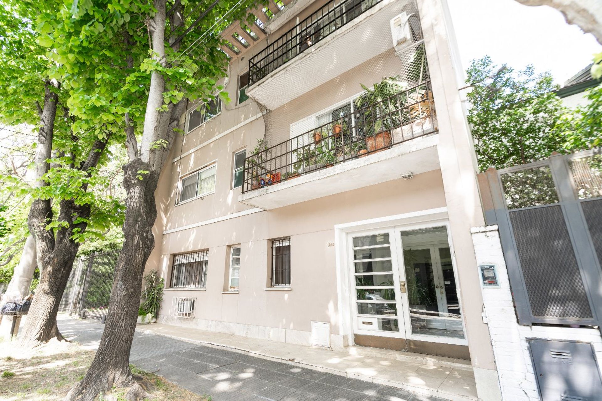 La Lucila. 3 ambientes, segundo piso por escalera.