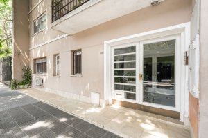 La Lucila. 3 ambientes, segundo piso por escalera.